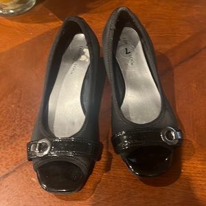 London Fog black wedge slipper, sz 7